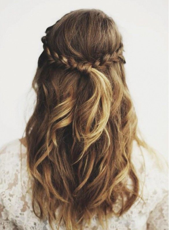 Faça duas tranças, uma de cada lado do cabelo, e encontre-as no meio com um nózinho. Você pode até colocar algum adereço para unir as duas. Fica lindo! (Foto: Reprodução)